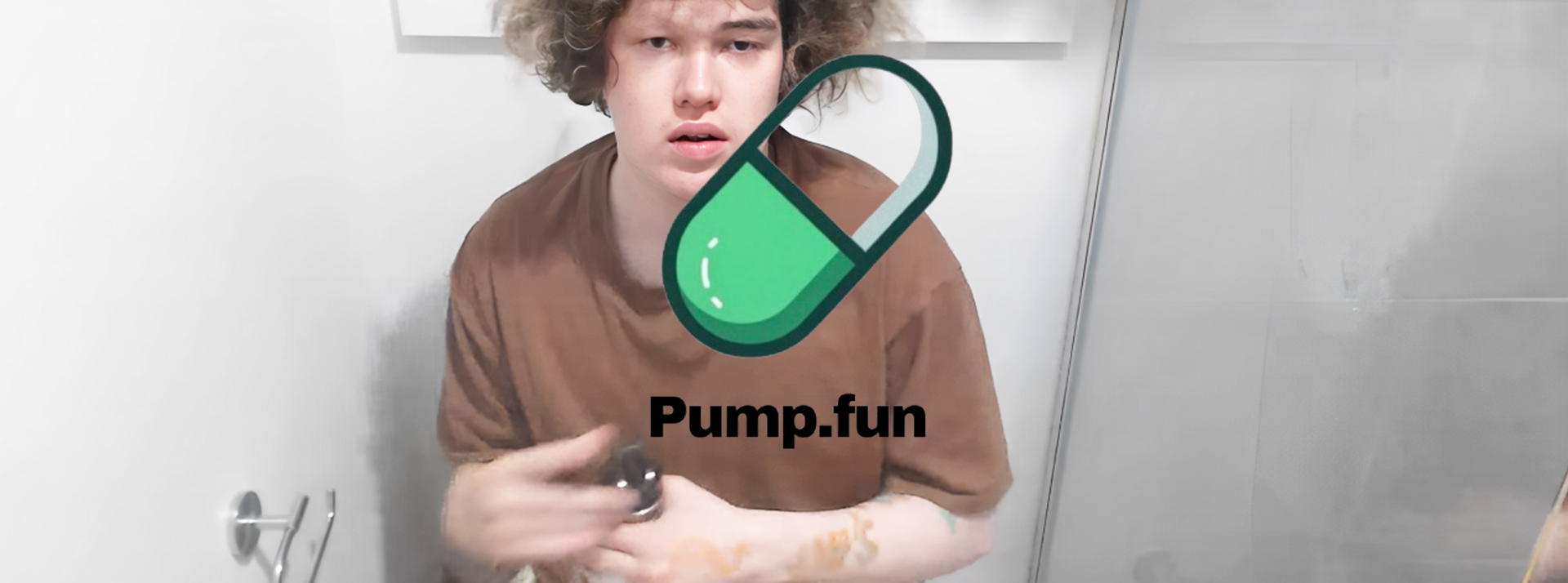 Un garçon sur les toilettes avec le logo Pump fun
