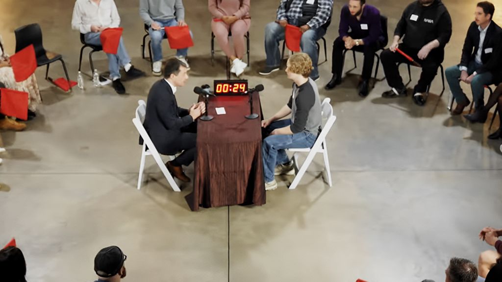 des gens qui debattent entouré d'un groupe d'individus