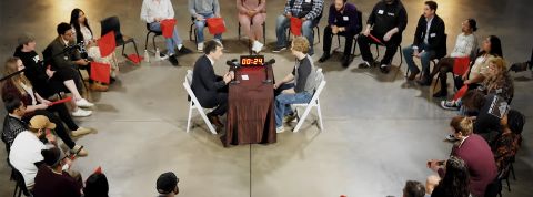 Jubilee, le média qui veut réconcilier l’Amérique à coup de débats improbables des gens qui debattent entouré d'un groupe d'individus