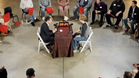 des gens qui debattent entouré d'un groupe d'individus