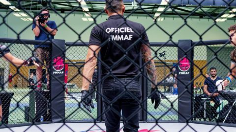 « Je n'ai pas peur des coups » : immersion au sein du Marseille Fight Club, l'octogone historique de France Un combat entre une jeune femme et un jeune homme du Marseille Fight Club