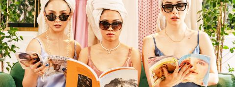 La presse féminine se veut plus féministe, mais y parvient-elle ? 3 femmes serviettes sur la tête et lunettes sur le enz lisent des magazines féminins