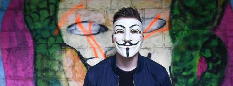 Arnaques en lignes : comment les femmes se font piéger... Un homme avec un masque V pour Vendetta