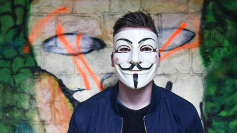 Un homme avec un masque V pour Vendetta