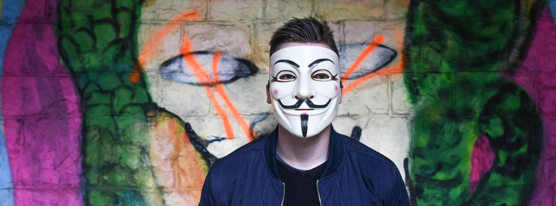 Arnaques en lignes : comment les femmes se font piéger... - L'ADN Un homme avec un masque V pour Vendetta