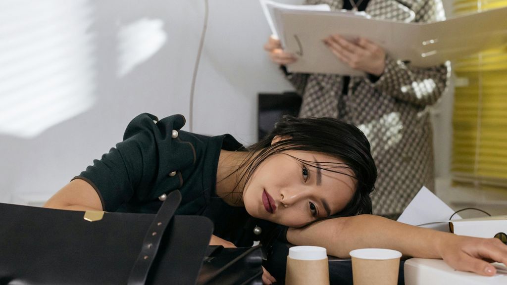 Cottonbro-demotiv femme allongeant sa tête sur une table de bureau