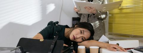 Cottonbro-demotiv femme allongeant sa tête sur une table de bureau
