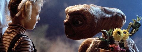 « Avec un extraterrestre, il faut envisager toutes les formes de communication possibles » Drew Barrymore et Et dans le film du même nom