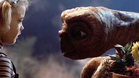 « Avec un extraterrestre, il faut envisager toutes les formes de communication possibles » Drew Barrymore et Et dans le film du même nom