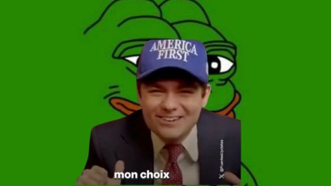 « Your body, my choice » : la guerre des sexes est ouverte ? un homme idiot à casquette bleu sur un fond vert