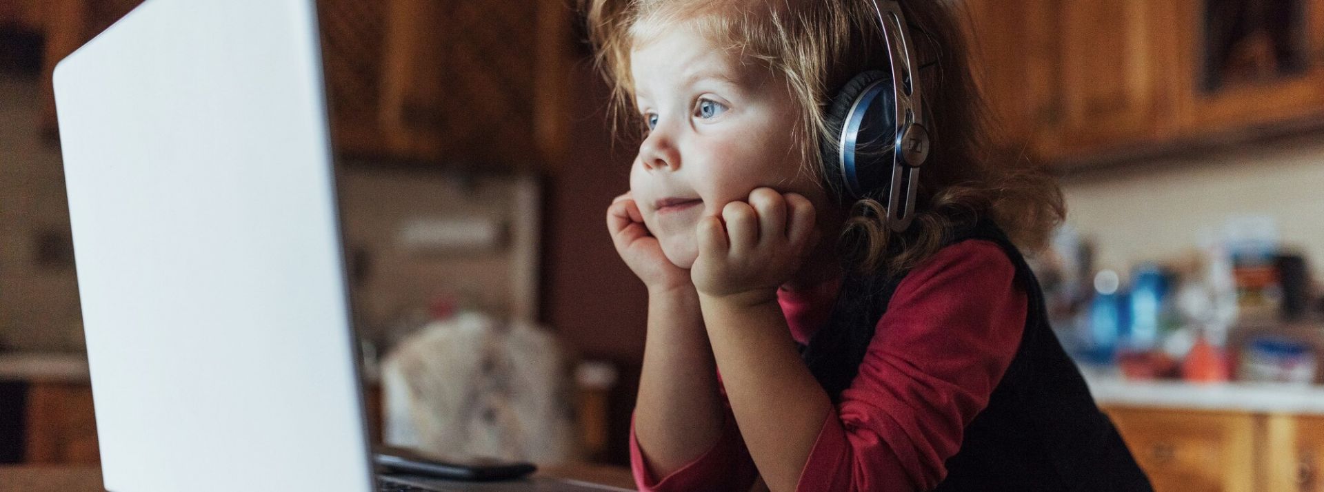 happy-beautiful-child-headphones-listening-music_2 petite fille sur un ordinateur