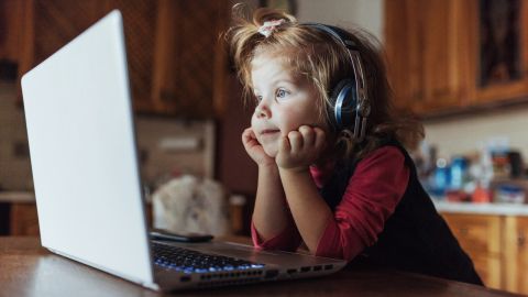 petite fille sur un ordinateur