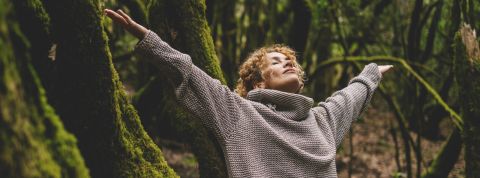 S'épanouir dans la nature Femme s'étirant dans une foret