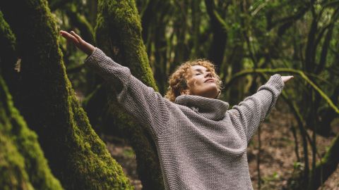 Femme s'étirant dans une foret