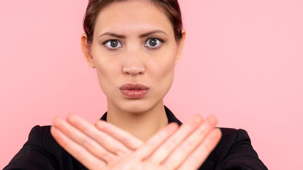 Une jeune femme qui dit non avec ses mains