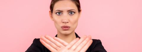 À bas la hiérarchie ? La GenZ pratique l' « Unbossing » ou l'art de ne plus devenir manager Une jeune femme qui dit non avec ses mains