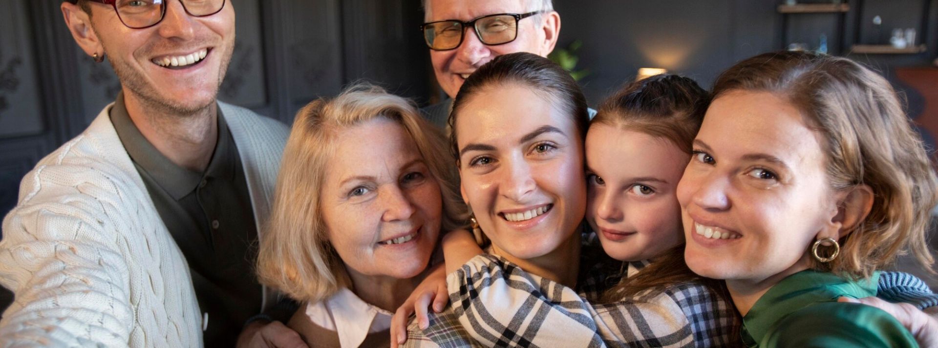 people-meeting-family-reunion_23-2149153733 une famille de 6 personnes