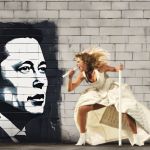 Taylor qui hurle contre un mur en briques sur un pochoir d'Elon Musk