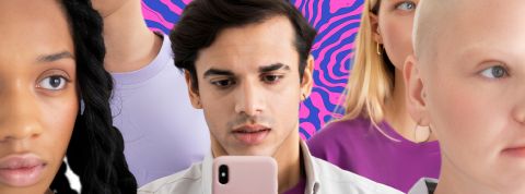 Ados et réseaux sociaux : je t’aime, moi non plus De jeunes ados avec le garçon au centre sur son smartphone, les autres les yeux dans le vague