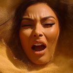 Kim Kardashian engloutie par une mer de sable