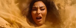 Kim Kardashian engloutie par une mer de sable