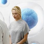 Une jeune femme et un médecin sur fond d'ovocytes bleu