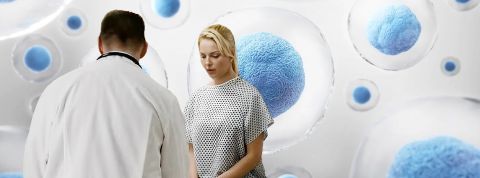 En attendant bébé, elles ont décidé de congeler leurs ovocytes Une jeune femme et un médecin sur fond d'ovocytes bleu