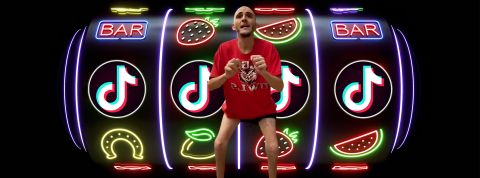 Pour payer leurs frais médicaux, les Américains se tournent vers la « loterie virale » de TikTok Un homme malade très maigre machine à sous avec 4 logos TikTok