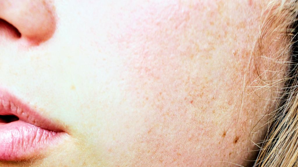 Un gros plan d'une jeune femme de profil