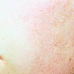 Un gros plan d'une jeune femme de profil