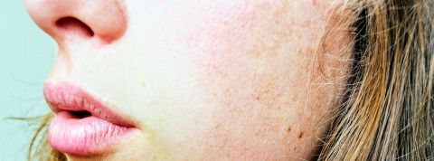 Un gros plan d'une jeune femme de profil