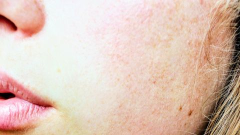 Un gros plan d'une jeune femme de profil