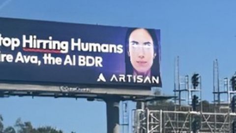Une énorme pub proposant d'engager des IA plutôt que des humains