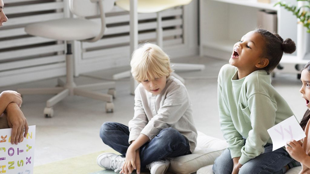 des enfants qui écoute un adulte