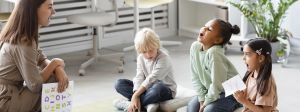 des enfants qui écoute un adulte
