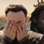 Elon Musk terrifié par le samouai Noir d'assassin Creed