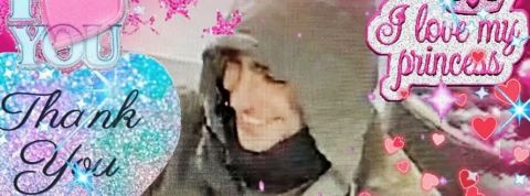 Assassinat du PDG de UnitedHealthcare : quand Internet divorce avec les médias mainstream un homme en capuche entouré d'inscriptions roses