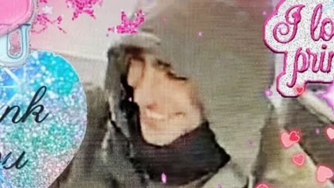 Assassinat du PDG de UnitedHealthcare : quand Internet divorce avec les médias mainstream un homme en capuche entouré d'inscriptions roses