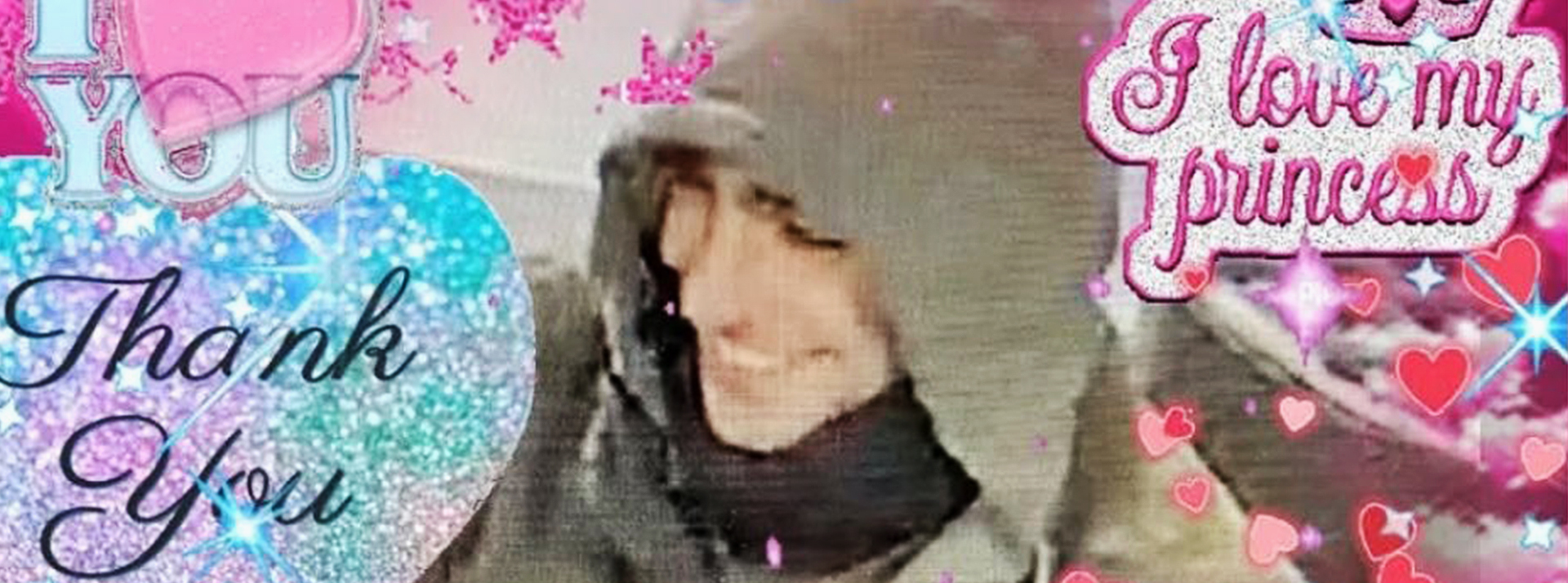 Assassinat du PDG de UnitedHealthcare : quand Internet divorce avec les médias mainstream - L'ADN un homme en capuche entouré d'inscriptions roses