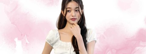 Les - soft girls - ne veulent pas être comme des garçons et se rêvent au foyer Une jeune asiatique à l'air doux et romantique