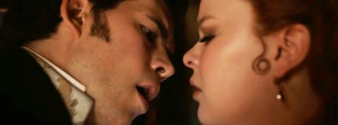 Netflix est-il un meilleur prof à la sexualité que la pornographie ? Un baiser sulfureux en calèche dans Ma Chronique des Bridgerton