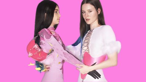 L'artiste Arvida Byström câline un robot fille