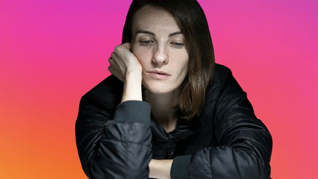 Une fille déprimée sur fon aux couleurs d'Instagram