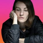 Une fille déprimée sur fon aux couleurs d'Instagram