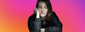 Une fille déprimée sur fon aux couleurs d'Instagram