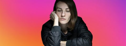 Thérapie Instagram : l’autodiagnostic à portée de scroll Une fille déprimée sur fon aux couleurs d'Instagram
