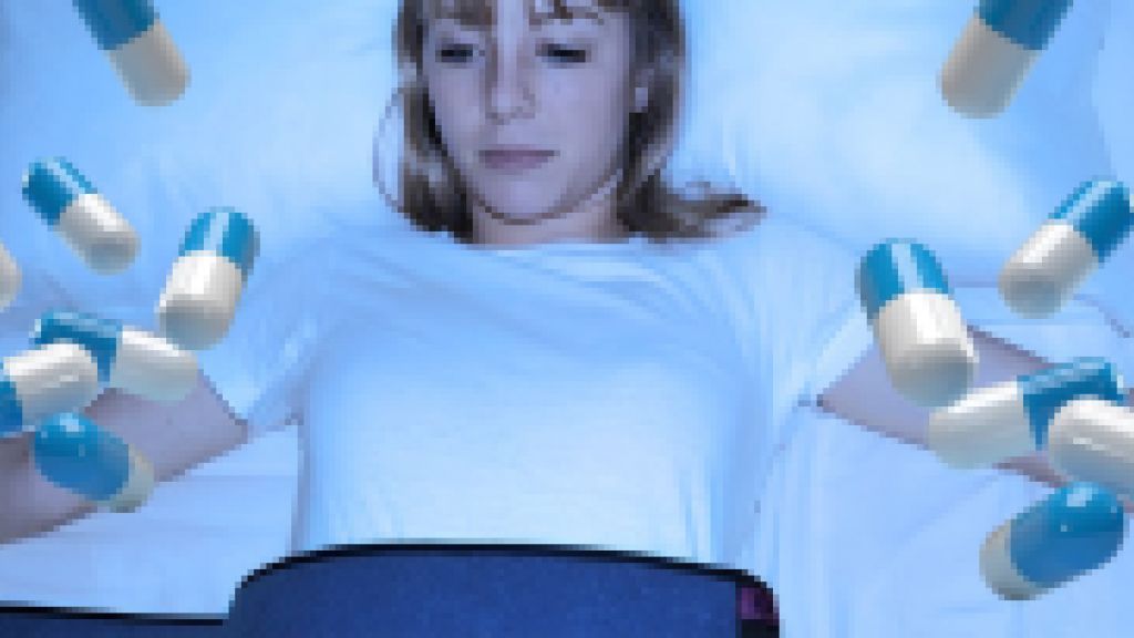 Une jeune femme contrainte sur un lit et des gélules qui tombent sur elle