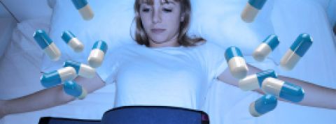 Antipsychiatrie : quand les réseaux sociaux dénoncent les violences psychiatriques Une jeune femme contrainte sur un lit et des gélules qui tombent sur elle