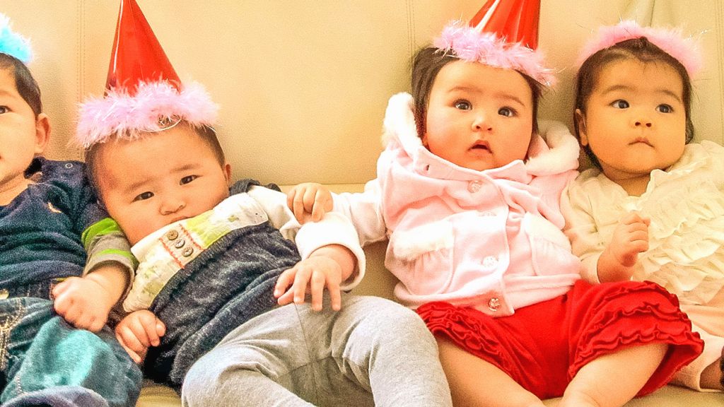 Depuis 2021, la France est le seul pays au monde à permettre gratuitement de préserver ses ovocytes sans raison médicale. Encore faut-il pouvoir y accéder Quatre bébés asiatiques avec des chapeaux de fête en carton
