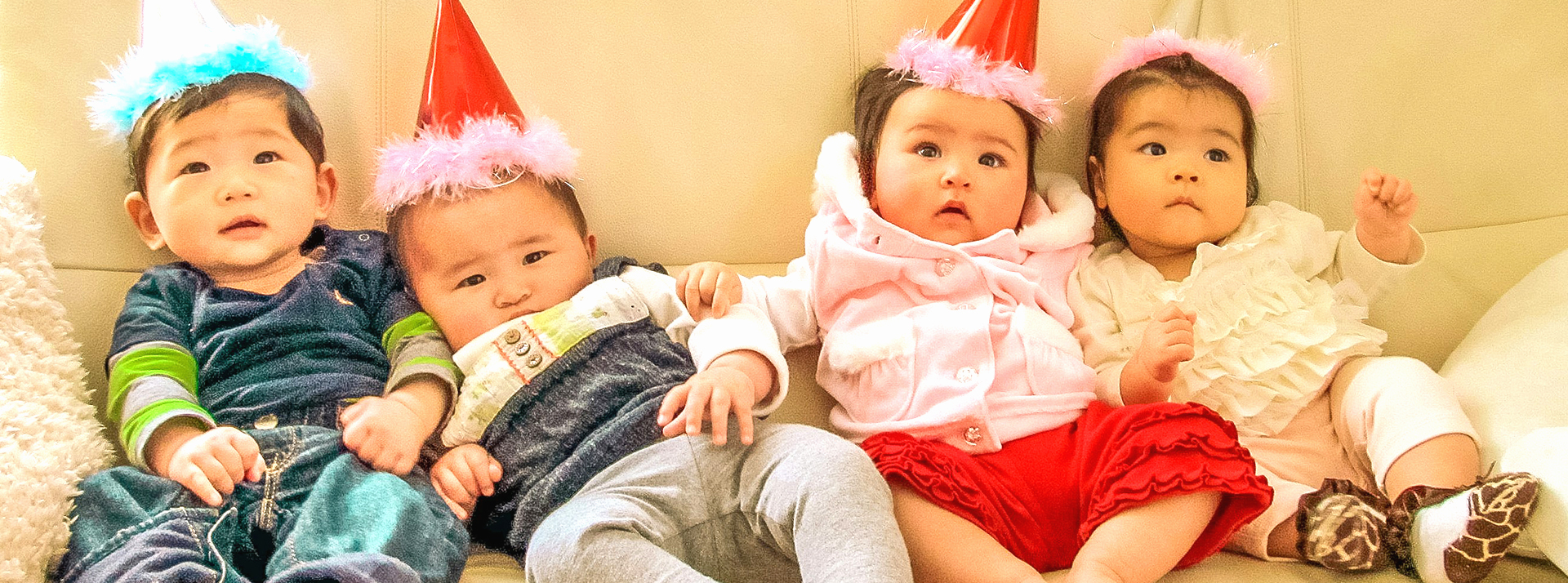 Depuis 2021, la France est le seul pays au monde à permettre gratuitement de préserver ses ovocytes sans raison médicale. Encore faut-il pouvoir y accéder - L'ADN Quatre bébés asiatiques avec des chapeaux de fête en carton